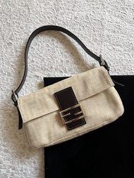 Fendi 奶白色法棍包