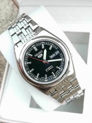 นาฬิกา Seiko 5​ Automatic​ กลไกลระบบเครื่อง 7s26  หน้าดำ  หลักแท่งเงินบอกนาที  ของแท้100%