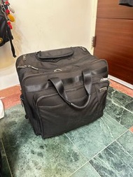 Victorinox 黑色可拉桿公事行李箱