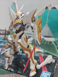 現貨 上色完成品 HG 1/35 蘭斯洛特·阿爾比昂（Lancelot Albion），盒面上印有出自《Code Geass 反叛的魯路修 R2》