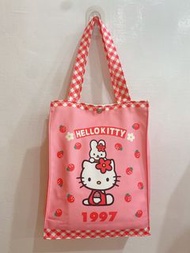 全新未拆封正品 sanrio hello kitty   限量款  Kitty  逐年 甜蜜成長圖鑑  托特袋  書袋 補習袋  購物袋  （防水布料製  ） 24*30*9 cm   原價 499