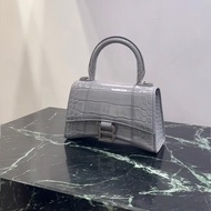 全新🈶購證❤️ 巴黎世家 #沙漏包 #灰色 #銀扣 #鱷魚壓紋 xs