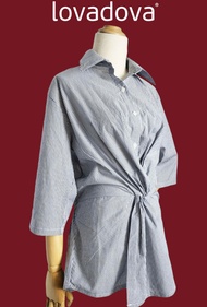 Áo sơ mi màu xanh đen xoắn eo vải linen Lovadova EB1007