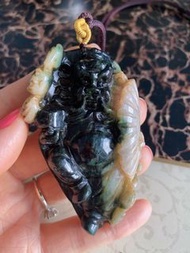 老三彩花青鍾馗玉吊咀/把玩，鍾馗又名驅魔帝君,係歷來中國民間傳說中捉鬼天師,樣貌龍額魚眼 豹頭彪面 相當有煞氣 雕工亦相當到位,可安放家居鎮宅或吊咀把玩，舊物件包漿到位，有歲月的痕跡,少見的立體老工,
