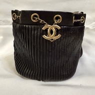 Chanel 牛皮抽繩皺摺水桶包