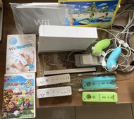 日本原裝任天堂 Wii 遊戲主機 (未改機)+ 2組手把遙控器加雙節棍控制器手把+ 果凍保護套藍和綠 附送 2正版遊戲光碟(wii ）