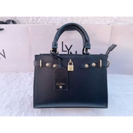 กระเป๋าสะพายข้าง LYN รุ่นใหม่ 2025  ขนาด 27X20X10 CM  (10 นิ้ว) ใช้งานถือเเละสะพาย มีป้ายหนังห้อย