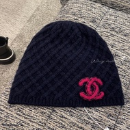 《Chanel》立體LOGO菱格毛帽 深藍色 全新