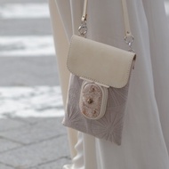 手繡斜背包，奶油色迷你手機袋，手機包。