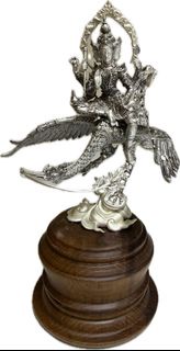 2558年  龍婆浸蘭  龍婆馬哈蘇拉薩  龍婆翩  阿贊刁  聯合開光加持  四面神騎鳳凰供奉型 銀色 限量666尊 高18cm 佛牌