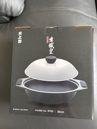 日本名牌正品「天上野」生鐵皇-鑊及煲，湯煲、火鍋煲，型號9703，已經用油開咗鑊，可：炒、煎、煮、炸、煮、燜、蒸、燉、火鍋多用途，可用電磁爐、火爐，健康而又耐用，已經開咗油鑊，可以即刻方便使用，因有多