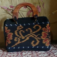 tas tenun handle kayu model kotak hitam etnik
