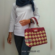 Webee knitted bag with shell motif