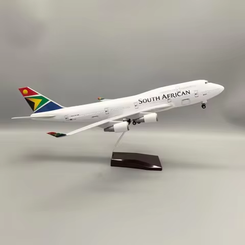 1/150 Scale Plane South African Airlines 747 B747 Dreamliner Aircraft Plastic model With LED and Whe