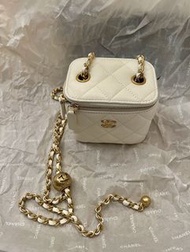 Chanel 22BSmall Vanity With Chain and gold ball  22B 白色 金珠細盒子