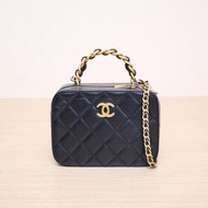 CHANEL(香奈兒) 黑色  晶片開 金扣 22A 手提化妝包 17CM 菱格紋