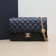 CHANEL 23SCF口蓋包小號23.5黑色羊皮晶片開金扣山茶花調節扣肩帶肩背包