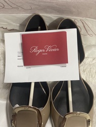 Roger Vivier 裸色平底鞋