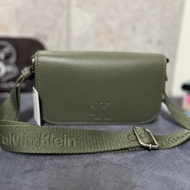 Calvin Klein 包-壓印縮寫Logo側背包-（軍綠）Ck