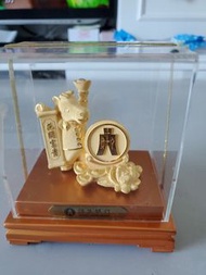 花開富貴 恆生銀行 🐎馬年 🐴 鎮金店 Just Gold 🐎 Year of the Horses 🐎 金飾擺設 紀念品 連全套原裝禮盒 外盒:約25 X 25 X 20 cm 內盒:約19 X 2