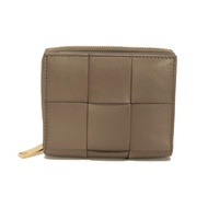 二手葆蝶家 (BOTTEGA VENETA) Cassette 小號拉鍊錢包，摩卡ブラウン，按扣閉合，鈔票隔層，卡包，零錢包，RFID IC 芯片，Maxi Intrecciato 編織，灰褐色，對折