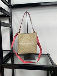 🎀Brand New Free Shipping💙Coach 2312  Town Bucket小號水桶包｜Color 淺卡其配粉色｜Size 20x22x11 cm💙配件全齊適合送禮 嚴格檢測貨品絕