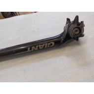 GIANT CARBON SEATPOST 27.2X400MM (TAKEN OUT GIANT 25k BIKE) USED FOR 4 WEEKS ONLY SELLING TO CHANGE 
