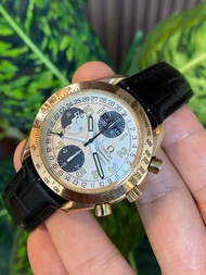 Omega Speedmaster  18k
紅金 多功能計時手錶
高質企理 型號 3623.33.11
米色，配上金色條字✨
水晶玻璃 錶身直徑39 mm
星期 月份 計時功能👍
原裝皮帶 原裝18