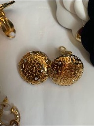 CHANEL Vintage 鍍K金系列(chanel 字母logo+晶鑽）古董夾式耳環*🙋附全新耳墊；亮麗、極美收藏品！*