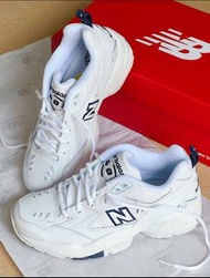 全新特惠New Balance 608 復古防滑輕便 低幫休閒跑步鞋 白墨藍 D寬