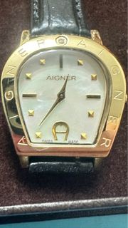 出售國際名牌AIGNER  Amalfi Watch 女士電子金鋼石英錶，停產罕有、（ A32200 ） ，100% 全新正貨、珍珠貝母晶面、瑞士制做。水晶玻璃，非常特色，馬提型錶款、功能正常、不銹鋼