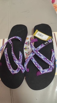 Teva 紫色圖案夾趾拖鞋