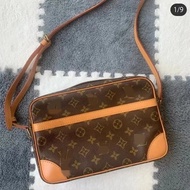 1V Vintage Medium Camera Bag Presbyopic Small Square Bag 
Yellow Leather Vintage Medieval Camera Bag