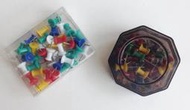 《**文具用品** 》彩色工字釘、美式圖釘~盒/40入~短版/長版2款尺寸!!