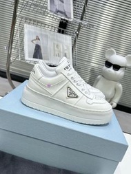 紫鑽🌟誠信商家🌟💜全新prada厚底小白鞋 經典三角標 厚底5cm 輕便舒適 不磨腳防滑  經典白色