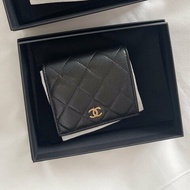 【台灣現貨】Chanel 香奈兒 金色logo粒面牛皮對開短夾(黑色) 皮夾 對折 雙折 錢包 零錢包 卡夾 卡包