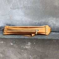 手工縫製油臘牛皮輕便隨性晨練拉鍊小腰包 胸口包