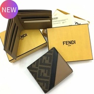 Fendi 7M0169 男款對角線皮革布料雙折皮夾/短夾  棕色《2024季度新品》