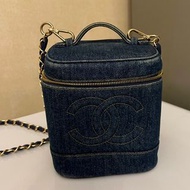 Chanel vintage 牛仔布大logo化妝包筒包手提包。卡標有，標數字部分模糊。整體成色不錯。
