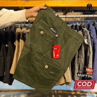 Cool, trendy above-the-knee cargo shorts cargo shorts men