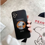 IPhone11 吃蛋糕的Snoopy 史奴比手機殼 // 黑色 可換物