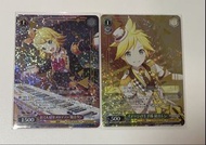 這兩張是日本武士道（Bushiroad）旗下集換式卡牌遊戲 ⁠黑白雙翼（Weiß Schwarz） 所推出的《世界計畫 繽紛舞台！ feat. 初音未來》收藏包卡牌。