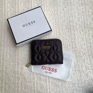 GUESS กระเป๋าสตางค์เรียบง่ายจีบสีทึบเย็บปักถักร้อยแฟชั่นด้ายผู้ถือบัตรกระเป๋าสตางค์สั้นกระเป๋าเอกสารสั้นผู้ถือบัตร  GUESS simple wallet wrinkle solid color embroidery line fashion card bag short wallet card bag short card bag Coffee