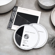 ซีดีเพลงประกอบภาพยนตร์เลือกสรรโดย Yoshiki Fujimoto กำลังเล่นเปียโน