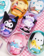 正版‼️Sanrio便當盒系列毛絨公仔盲盒  (公仔衣服配飾可拆卸) Melody Kuromi Cinnamoroll玉桂狗 布丁狗 人魚漢頓 PC狗 滿$200包郵 店內還有大量畢業花/畢業公仔 