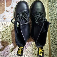 Dr. Martens 1460 GREASY LEATHER LACE UP BOOTS 8孔靴