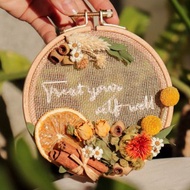 | 夏日限定 | - 橙意 (小) - 乾燥花 立體刺繡框 掛飾 花圈