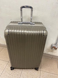 ELLE Gold Hardshell Luggage, Large Size. Pre-owned.  ELLE 金色硬壳行李箱，大号。二手。