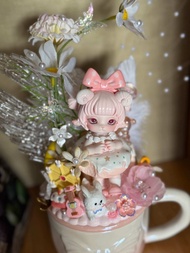 ถ้วย Mimia กําลังมองหาตุ๊กตาน่ารักจากซีรีส์ Yangjiao Village