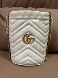 Gucci GG Marmont 迷你水桶包（白色皮革）